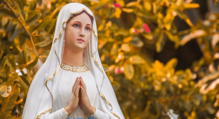 Oración Virgen de Lourdes por los Hijos: Protección y Guía Celestial