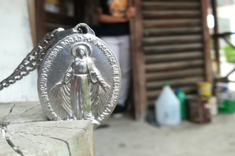 Significado de Encontrarse una Medalla de la Virgen: Una Guía Profunda